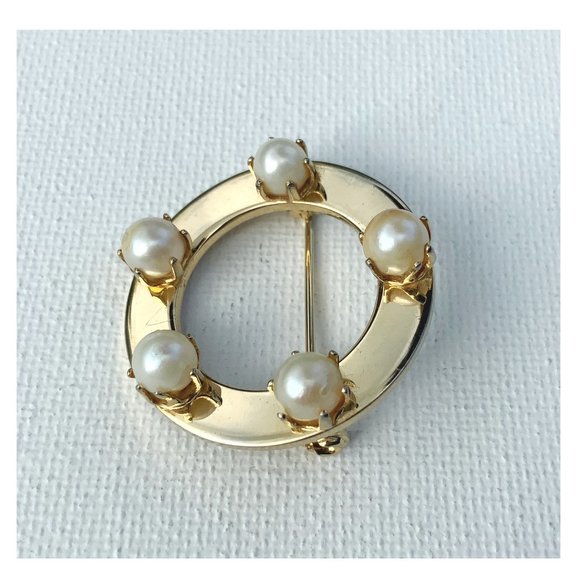 Modern Vintage Jewelry - Modernist Goldtone Open Circle  Cultured Pearles Pin Brooch